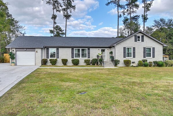 Fayetteville Vacation Rental | 3BR | 2BA | Steps Required | 1,850 Sq Ft