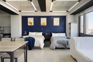2 queen beds are suitable for small family like to gather together. 
