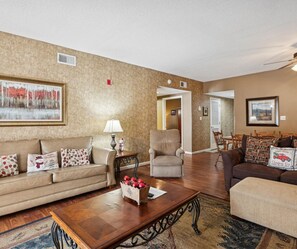 Two Bedroom Whispering Pines Vacation Rental Condo Sleeps 6 Indo - Main Living Room Image