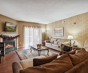 Two Bedroom Whispering Pines Vacation Rental Condo Sleeps 6 Indo - Main Living Room Image