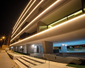 施設の正面 (日没後)