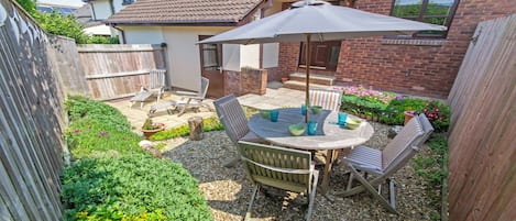 Rear enclosed courtyard garden