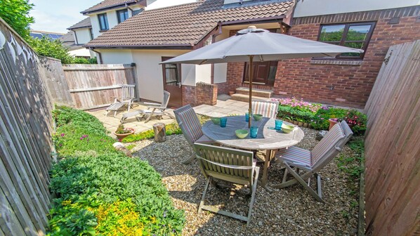 Rear enclosed courtyard garden