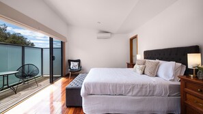 master b/room out to balcony
