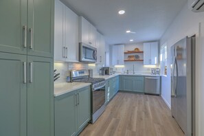 Stylish & everything you need—dual ovens, coffee station, and full kitchen tools
