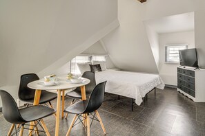 Studio Single-Story Apartment | Queen Bed | Full Sleeper Sofa | Linens Provided