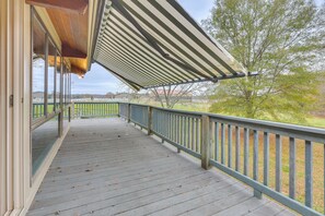 Covered Deck | Self Check-In | 7 Mi to Downtown Siler City