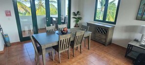 Dining area for 6 with extra table room