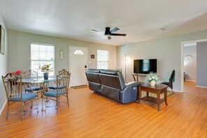 Living Room | Smart TV w/ Netflix | Free WiFi | Central A/C & Heating
