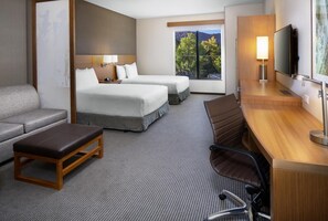 Elegant unit with 2 Queen beds, mini-fridge and flat screen TV! Note: actual window view may vary