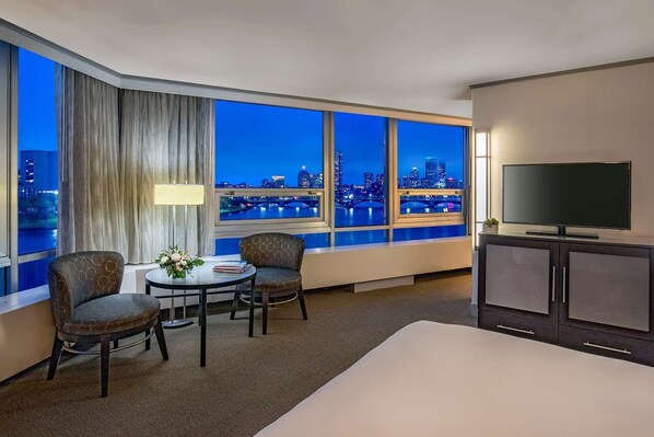 Unit with King bed. Exact unit will be assigned upon arrival. Views, colors, and decor may vary.