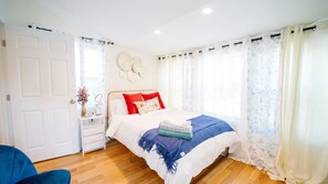 1 queen bed sleeps 2