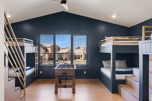Bunkroom (8 Queens) #5