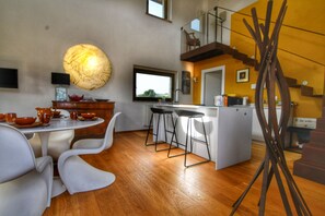 Kitchen or kitchenette,Dining area