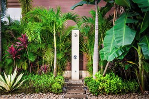 Refresh in the jungle in the outdoor shower!