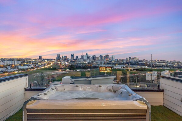 Elevator access, eight-person hot tub, lounge area overlooking the Nashville skyline. (4th Floor)