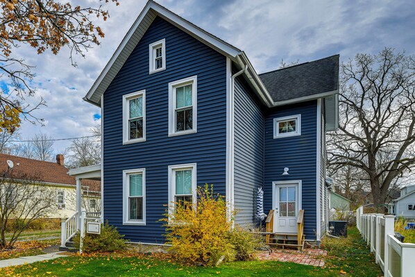 Tonawanda Vacation Rental | 2BR | 1BA | 4 Steps to Enter | 1,300 Sq Ft