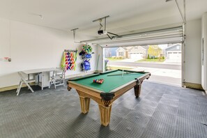 Garage Game Room | Beach Gear Provided | Self Check-In