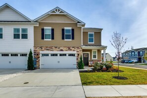 2-Story House | On-Site Pool & Pickleball Court Access | 7 Mi to Fenwick Island