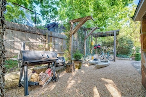 Shared Backyard | Charcoal Grill | Fire Pit | 2 Bicycles | 2 Kayaks