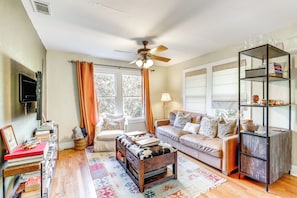 Living Room | Free WiFi | Smart TV | Single-Story Apartment