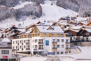 Stugans exteriör [vinter]
