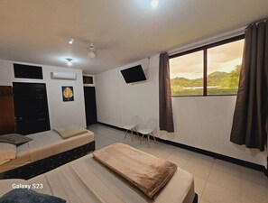 Cuarto principal en el segundo piso. con amplias ventanas y una sala privada.
