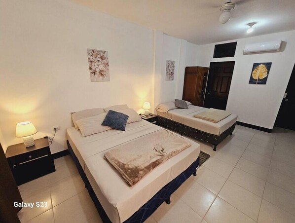 Cuarto principal, baño privado, camas Queem y Full, Aire acondicionado.