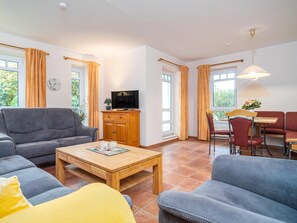 Wohnzimmer mit Sitzecke und TV