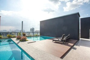 An outdoor pool. (7am to 10pm, fully vaccinated and depends on availability.)