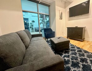Living room space with tv and cable
