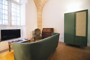 Cozy sofa with a 32" flat-screen TV, Apple TV, Netflix, and cable access.
