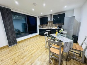 Dining / Restaurant