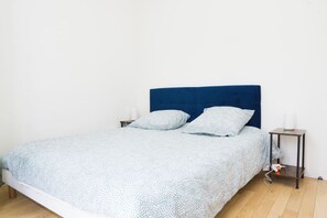 Lit queen size 160 cm.