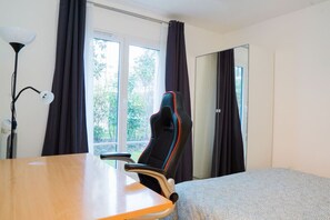 Chambre avec bureau, lit de 160 cm et armoire avec porte fenêtre donnant sur le jardin.Bedroom with desk, 160
