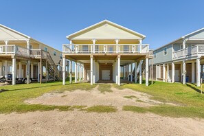 Parking | Driveway (3 Vehicles) | RV/Trailer Parking (No Hookups)