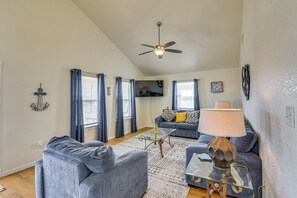 Living Room | Free WiFi | Smart TV