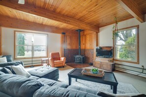 Living Room | Queen Sleeper Sofa | TV | Single-Story Home