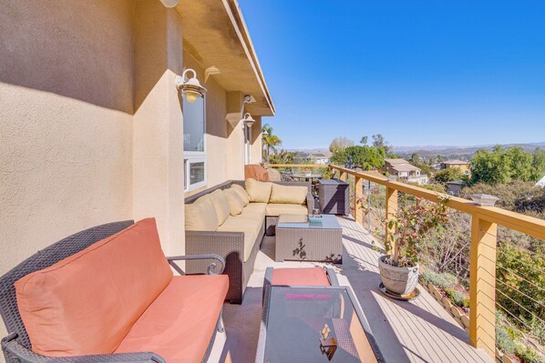 Newbury Park Vacation Rental | 3BR | 2.5BA | 2,600 Sq Ft | Stairs Required