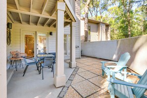 Private Patio | Outdoor Seating | Dining Table
