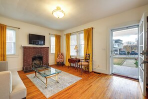 Living Room | Flat-Screen TV | Central Heating & A/C | Free WiFi
