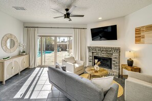 Living Room | Free WiFi | Smart TV | Decorative Fireplace