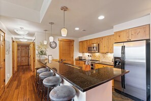 Seating for 5 at the breakfast bar