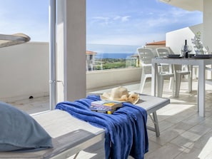 Tabelle, Möbel, Himmel, Komfort, Azurblau, Holz, Gebäude, Gartenmöbel, Interior Design, Fussboden