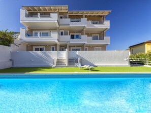 Wasser, Eigentum, Pflanze, Gebäude, Azurblau, Himmel, Fenster, Schwimmbad, Urban Design, Freizeit