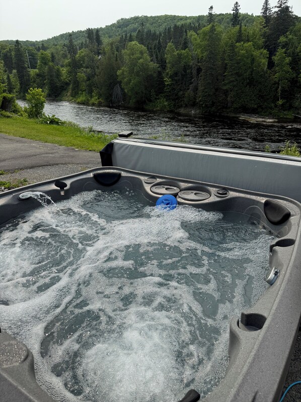 Outdoor spa tub