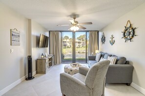 Living Room | Queen Sleeper Sofa | Smart TV | Free WiFi