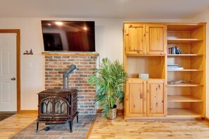 Living Room | Free WiFi | Smart TV | Queen Sleeper Sofa | Gas Fireplace