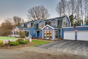 Shared Outdoor Amenities | Dock | Beach | Single-Story Guest House Apartment