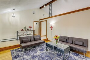 Living Room | Smart TV | 3 Futons | 1st Floor